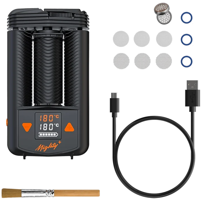 Produktabbildung des medizinischen Verdampfers Mighty+ Medic. Neben dem Gerät sind verschiedene Zubehörteile angeordnet, darunter ein USB-Ladekabel, Ersatzsiebe, Dichtungsringe, Dosierkapseln und eine Reinigungsbürste. Das Zubehör dient der Anwendung, Pflege und Wartung des Verdampfers.
