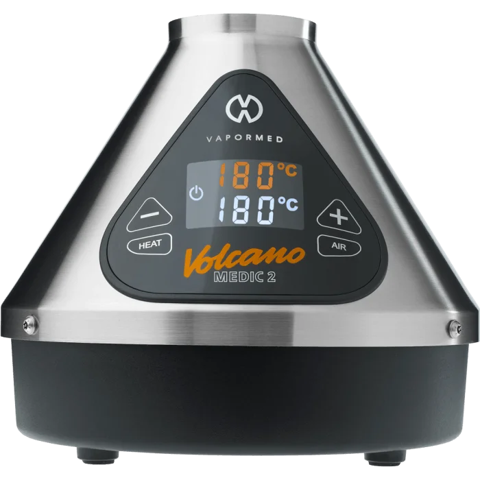 Produktabbildung des Volcano Medic 2. Der stationäre medizinische Verdampfer besitzt ein kegelförmiges Gehäuse in Silber und Schwarz sowie ein digitales Display mit Temperatureinstellung. Das Gerät ist für die Verdampfung von Cannabinoiden zugelassen und kann mit Schlauchsystem oder Ventilballon verwendet werden.