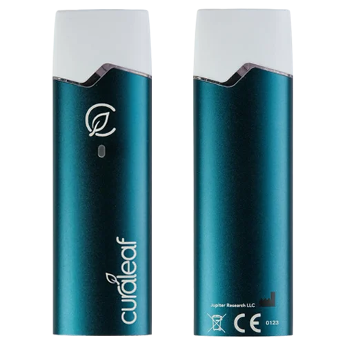 Produktabbildung des Curaleaf Vape-Pens in Vorder- und Rückansicht. Das Gerät verfügt über ein blaugrün-metallisches Gehäuse mit weißem Mundstück. Auf der Vorderseite sind das Curaleaf-Logo und eine Statusanzeige sichtbar, während die Rückseite die schlichte Geräteoberfläche mit Herstellerkennzeichnungen zeigt.