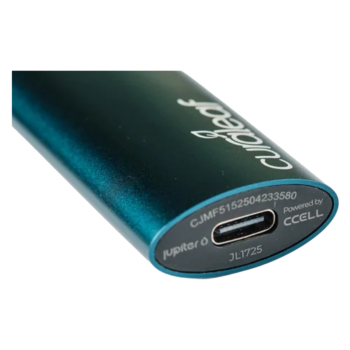 Nahaufnahme des unteren Endes des Curaleaf Vape-Pens. Sichtbar ist der integrierte USB-C-Anschluss, über den das Gerät aufgeladen wird. Das blaugrüne Gehäuse trägt zudem Herstellerkennzeichnungen und technische Informationen.