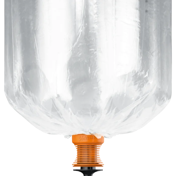Produktabbildung eines transparenten Ventilballons für den Volcano Medic 2. Der Ballon ist mit einem orangefarbenen Ventilanschluss ausgestattet und dient als Zubehör zur Aufnahme und anschließenden Inhalation des erzeugten Dampfes.
